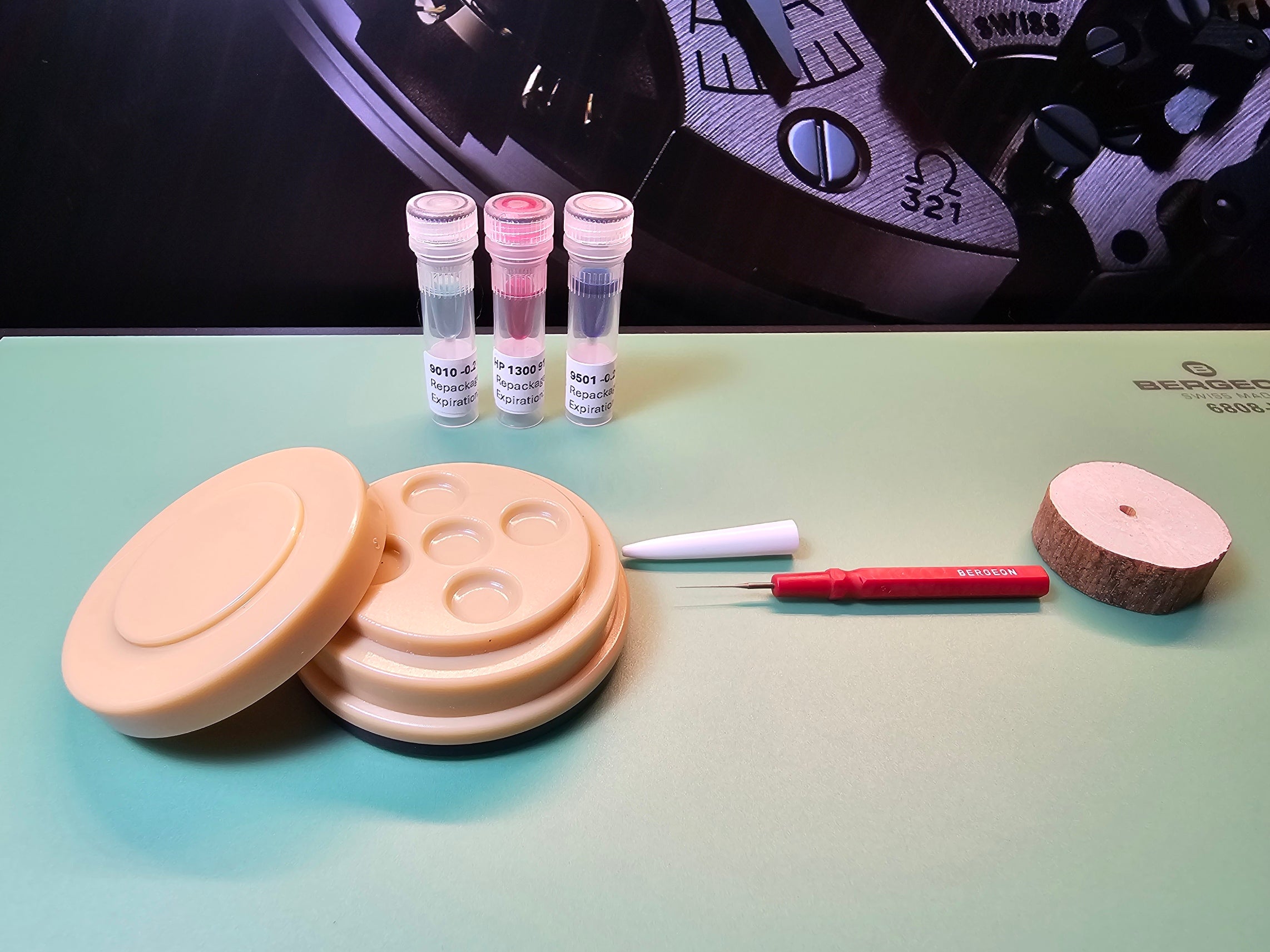 Kit for Watchmaking: 3 Moebius Repackaged Oils 0.2ml (9010,HP1300, 9501) + Bergeon oiler + pithwood + oil dish (See picture what you get)