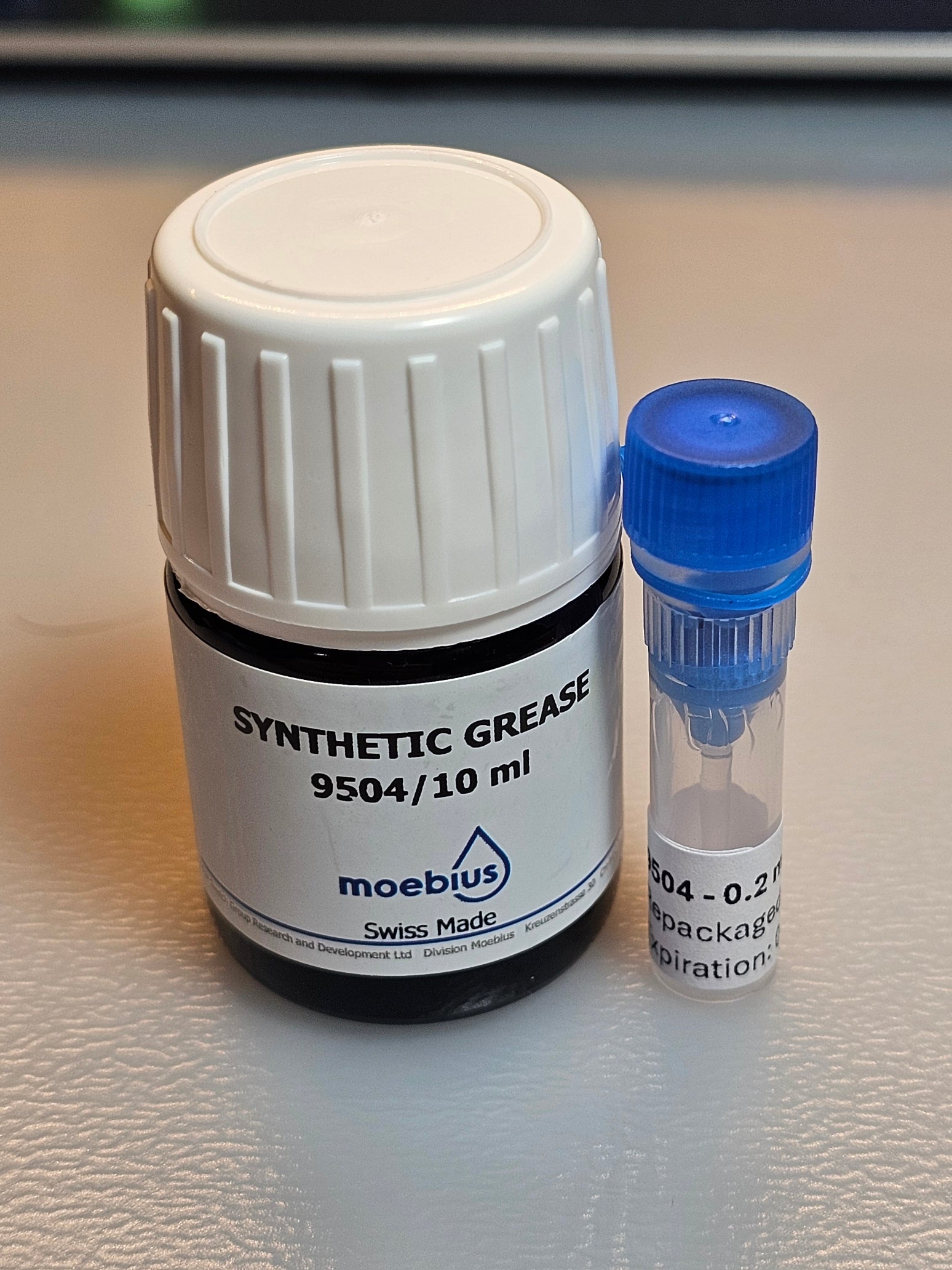 Moebius SYNTHETIC GREASE 9504 0.2ml (Repackaged with clean laboratory equipment to small vial)